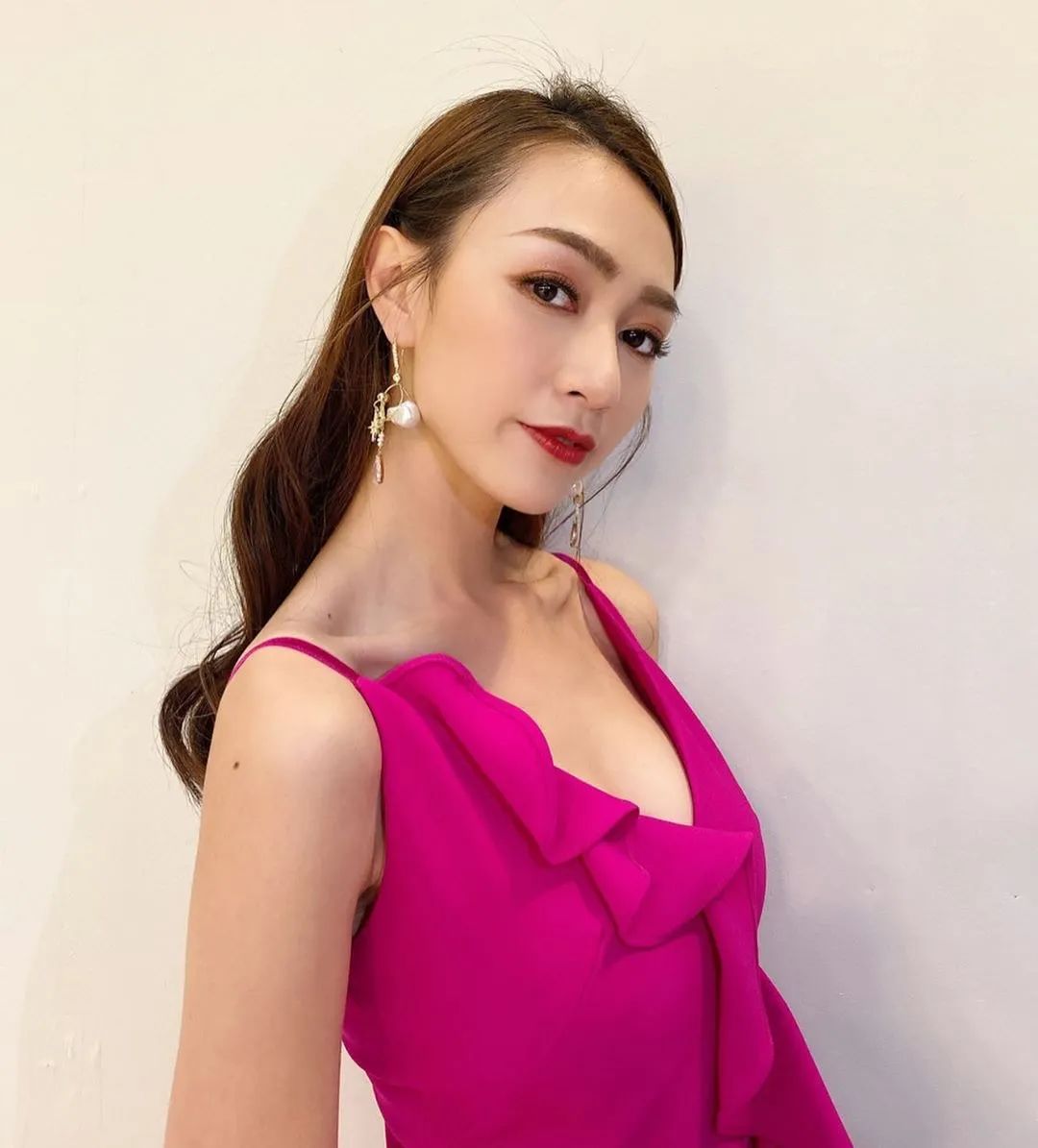 港姐黄嘉雯练钢管舞备战华姐?but落选蔡嘉欣早就有主持节目啦!