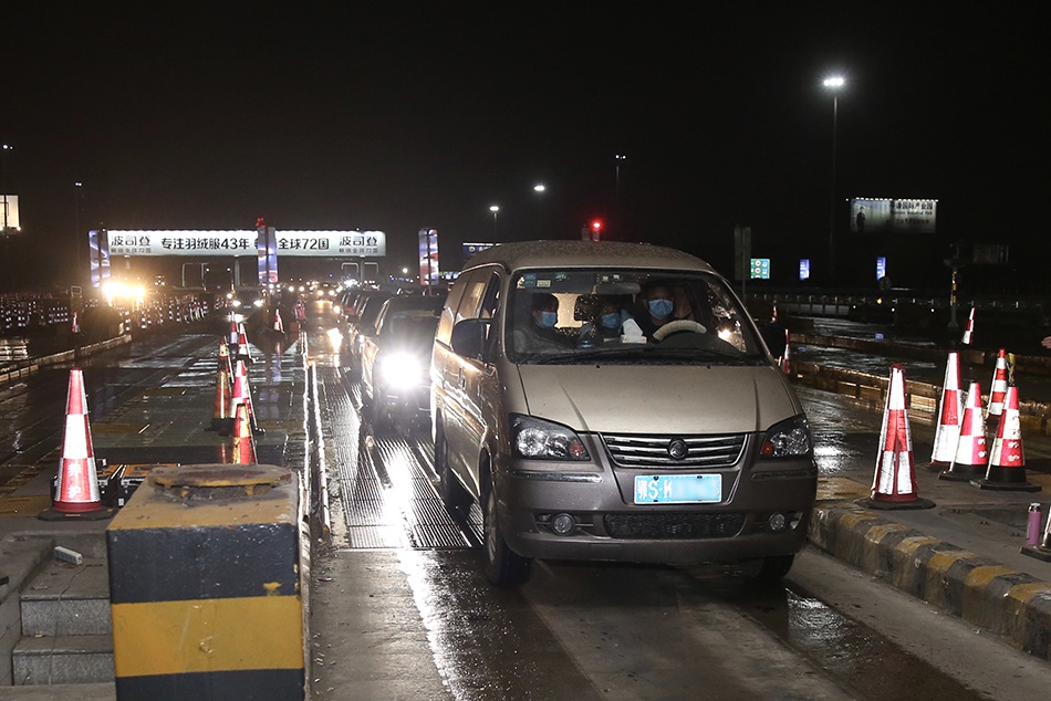 3月21日19时30分左右,京沪高速花桥收费站,鄂牌的车辆通过道口,顺利