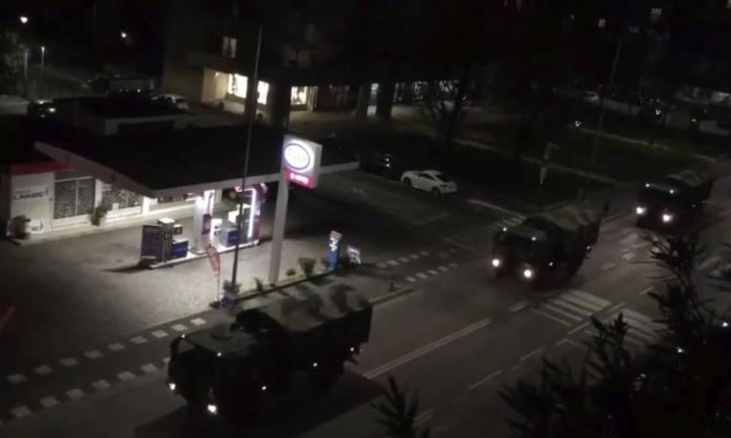 意大利军车驶过城市街道。图源:路透社