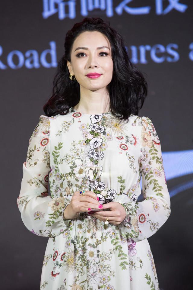 "陈数"难怪能常上热搜,穿印花连衣裙配纹理卷发,这气质没谁了