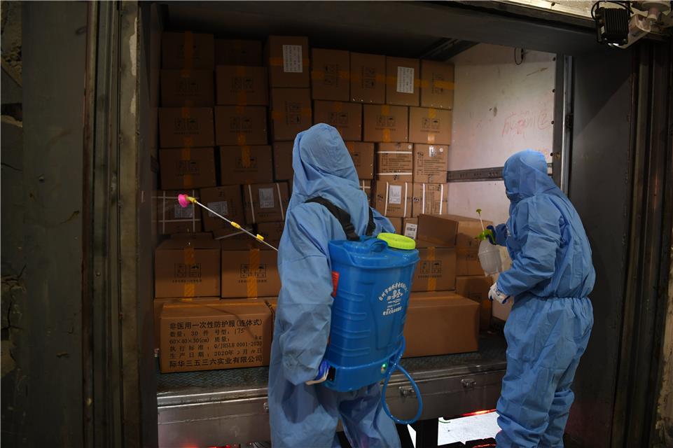  日前，湖北省武汉市中心邮局，工作人员正在对物资进行消杀作业。