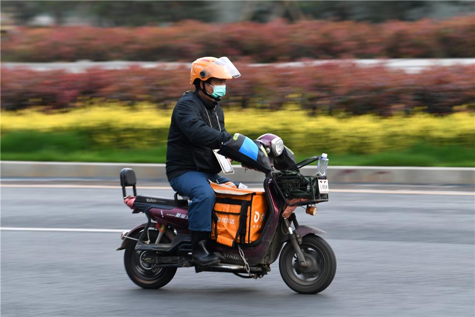  3月21日，湖北省武汉市洪山区鲁磨路，快递员正在送货中。