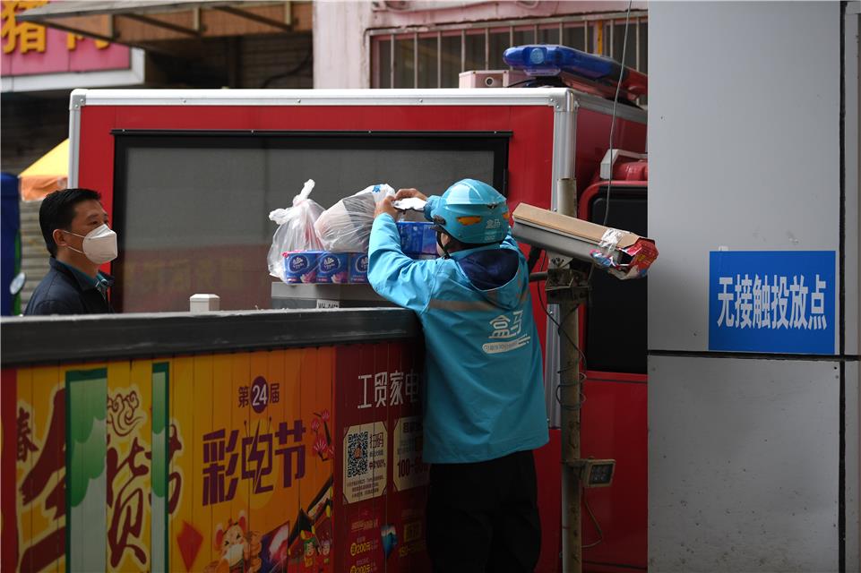  3月21日，湖北省武汉市洪山区虎泉街双唐小区，快递员把快递放到小区无接触投放点。