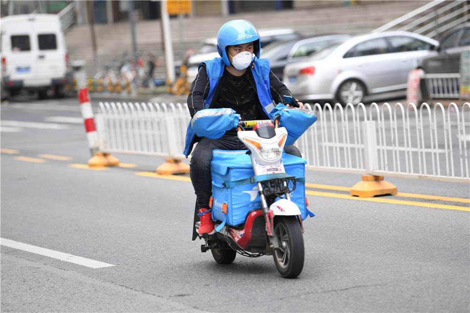  3月21日，湖北省武汉市洪山区虎泉街，快递员在送快递。