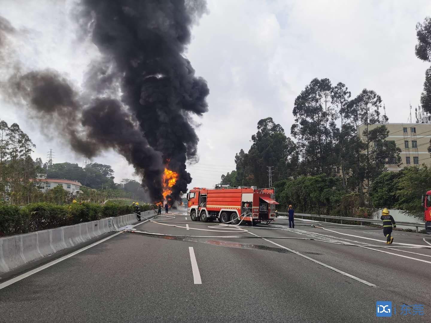 浓烟滚滚,火光冲天!广深高速一油罐车起火,幸无伤亡
