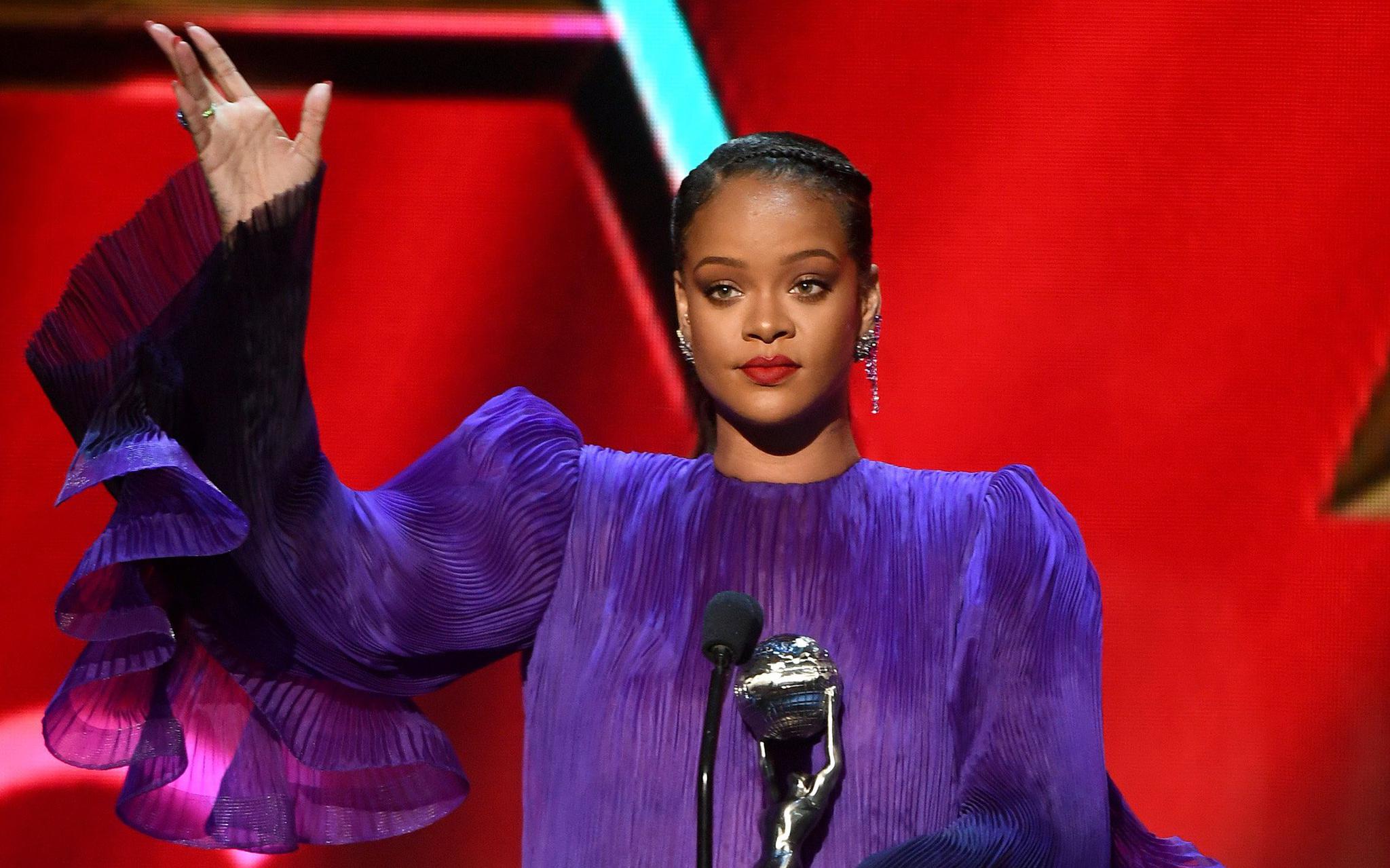 当地时间3月21日,美国知名歌手蕾哈娜通过克拉拉莱昂纳尔慈善基金会