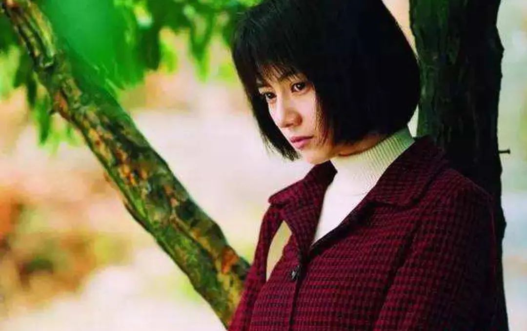 2004年,高圆圆主演青春都市剧《你在微笑我却哭了》,饰演高三女学生"