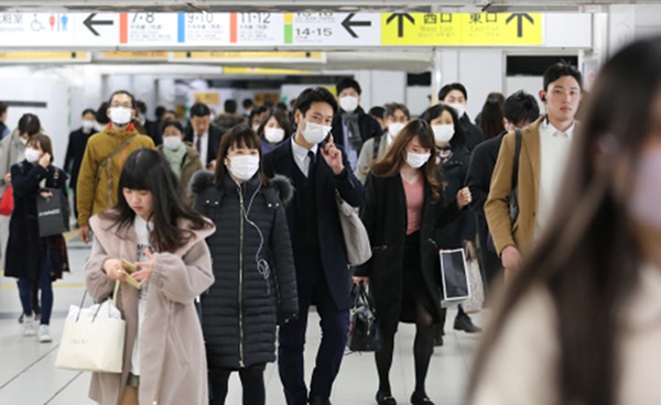 在日本东京新宿车站，部分乘客戴口罩出行。新华社 图