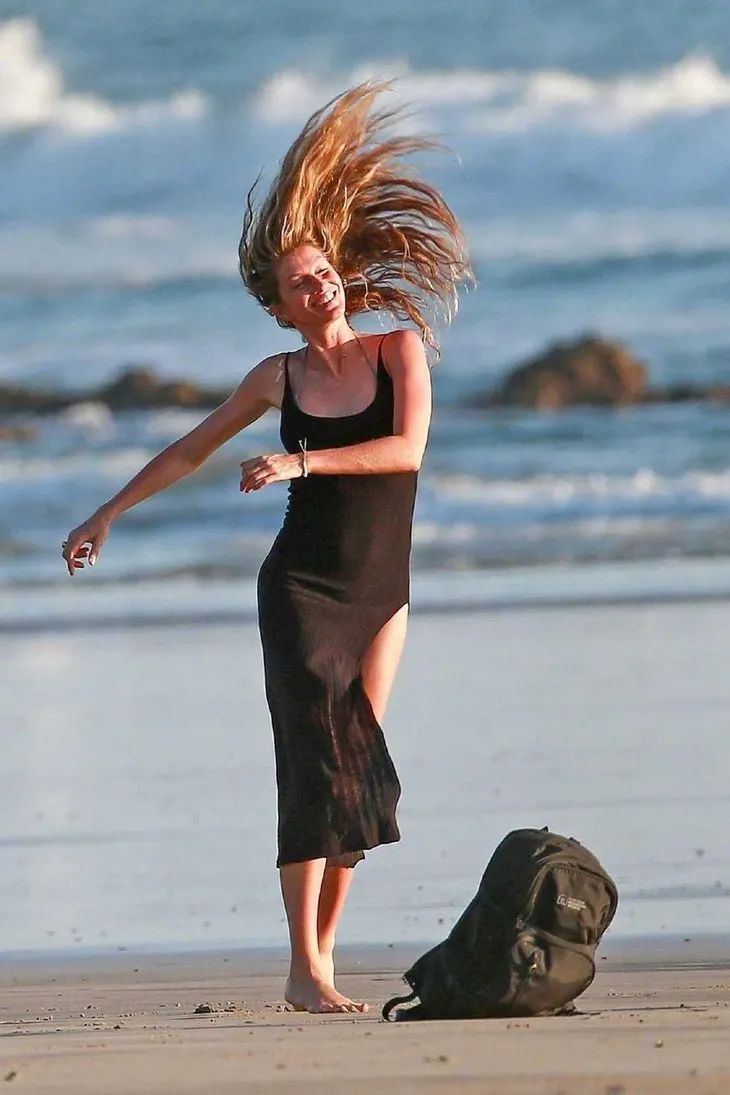 这头糖糖candice swanepoel则带着孩子们在迈阿密海滩度假,很多人质疑