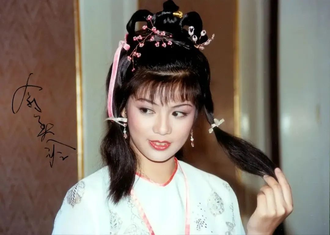 1980年,她参加"英国华裔小姐"竞选获得亚军,进入演艺圈.