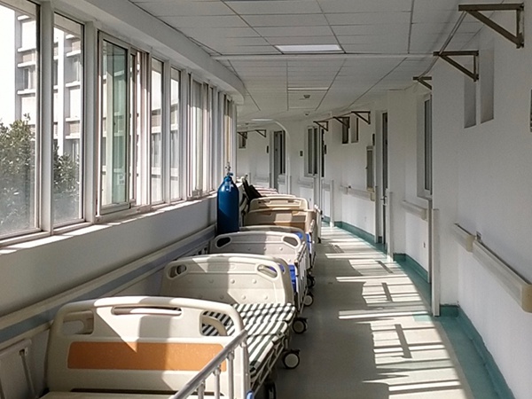 快步穿过走廊,经过一间间病房,探头望去,里面摆放着干净整齐的病床