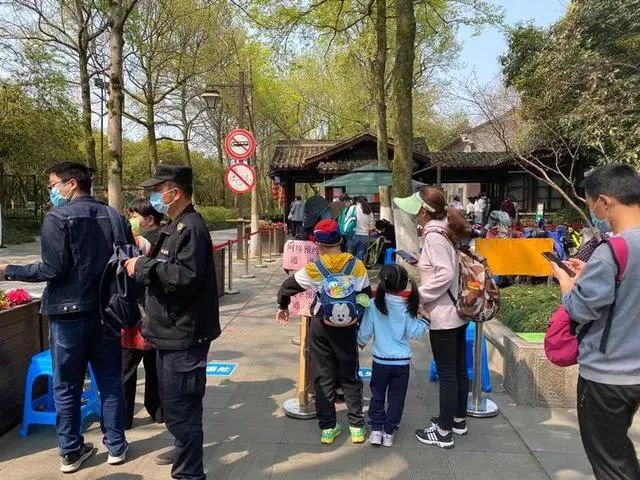 昨天，杭州景区堵成这样！北京市民排队赏春，成都的夜亮了，湖北也渐渐动了起来…休闲区蓝鸢梦想 - Www.slyday.coM