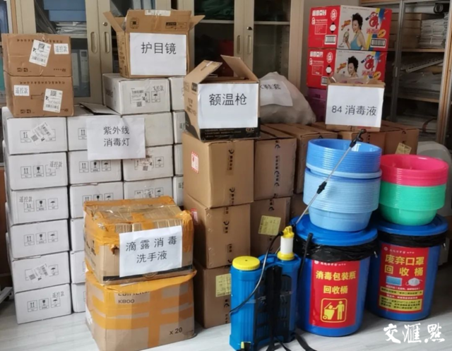 严密组织对校园的教学,用餐及活动场所进行消杀,确保防疫无死角.