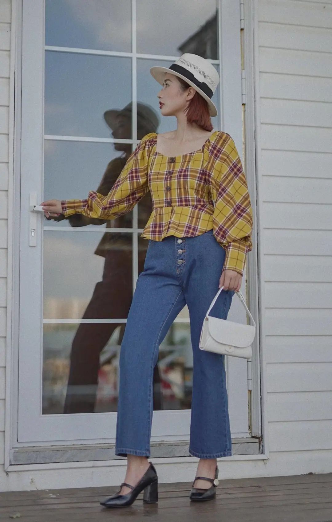 初春必备的西装她也很爱穿,搭配玛丽珍鞋可以说是优雅又帅气啦.