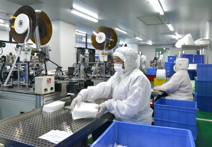 图片2：久林吉良公司员工在口罩生产线上进行生产（公司供图）