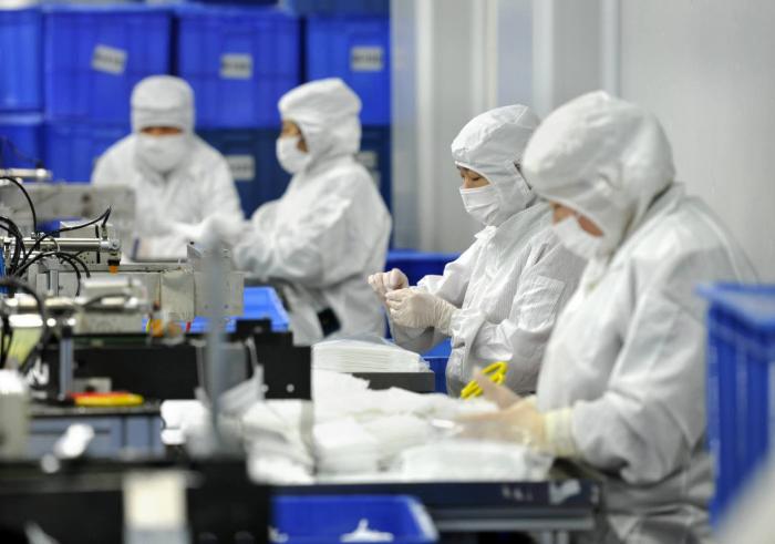 图片3：久林吉良公司员工在口罩生产线上进行生产（公司供图）