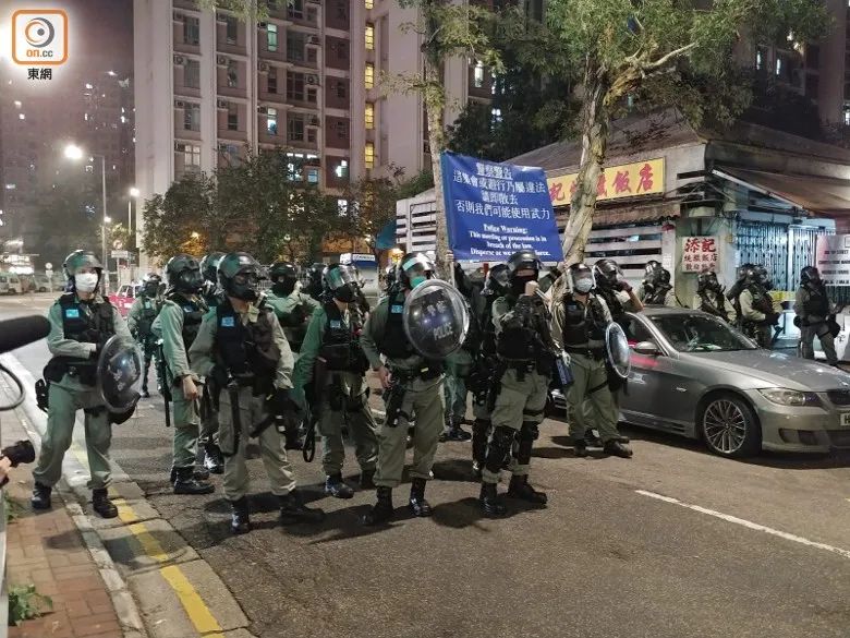 香港警方警告暴徒现场图  图源：香港“东网”