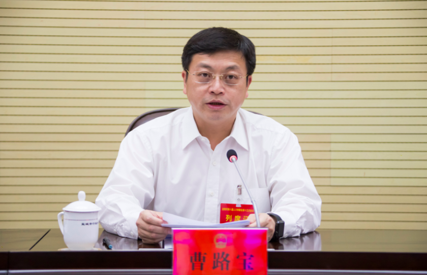 响水爆炸一周年盐城市长在事发地为遇难者默哀