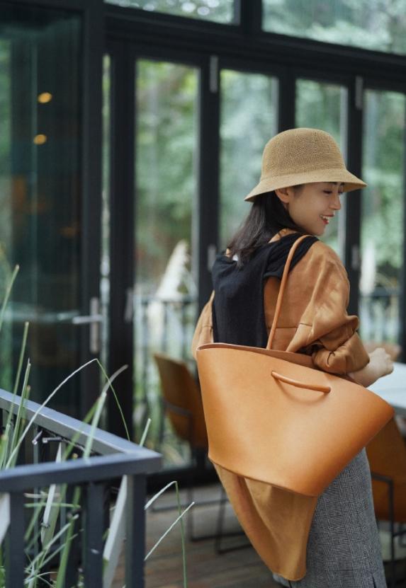 衬衫不要再配阔腿裤穿了,学三木博主叠穿白t恤 半身裙,更洋气