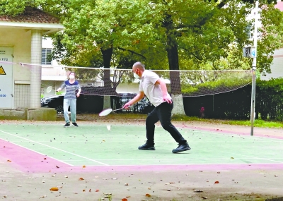 出门下楼锻炼不扎堆 小超市一次只进一名顾客 无疫情社区居民有序活动排队购物