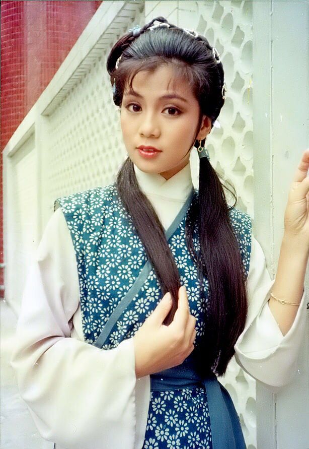 巨星陨落,"俏黄蓉"早年照片曝光,看荷兰男友回忆