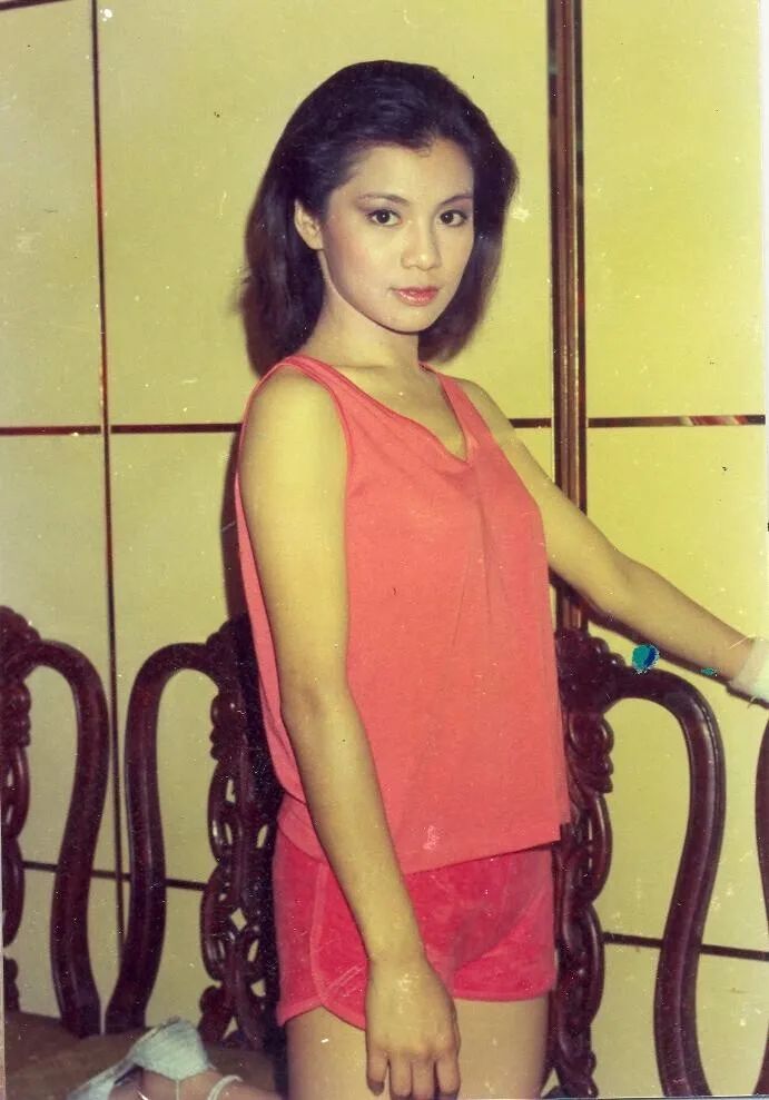 巨星陨落,"俏黄蓉"早年照片曝光,看荷兰男友回忆