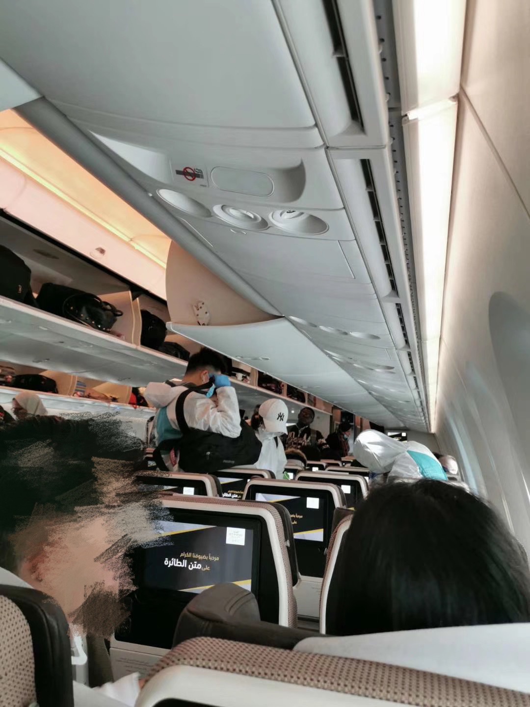 前往北京的航班上,多数乘客全副武装。 本文图片均由受访者提供