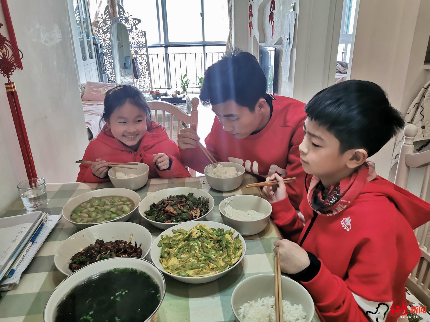 周子懿在贾韬老师家里吃饭