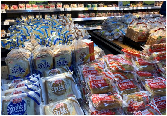 我们去超市的面包货架逛了一圈,基本全是"假全麦".