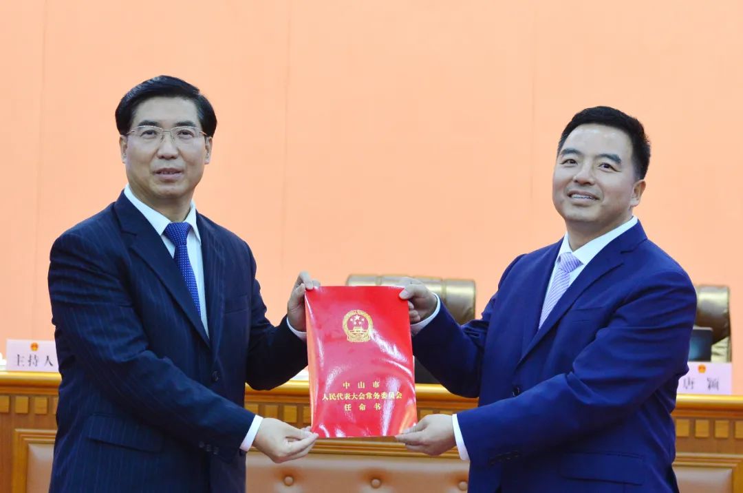 市委书记,市人大常委会党组书记赖泽华为陈晖东颁发任命书.