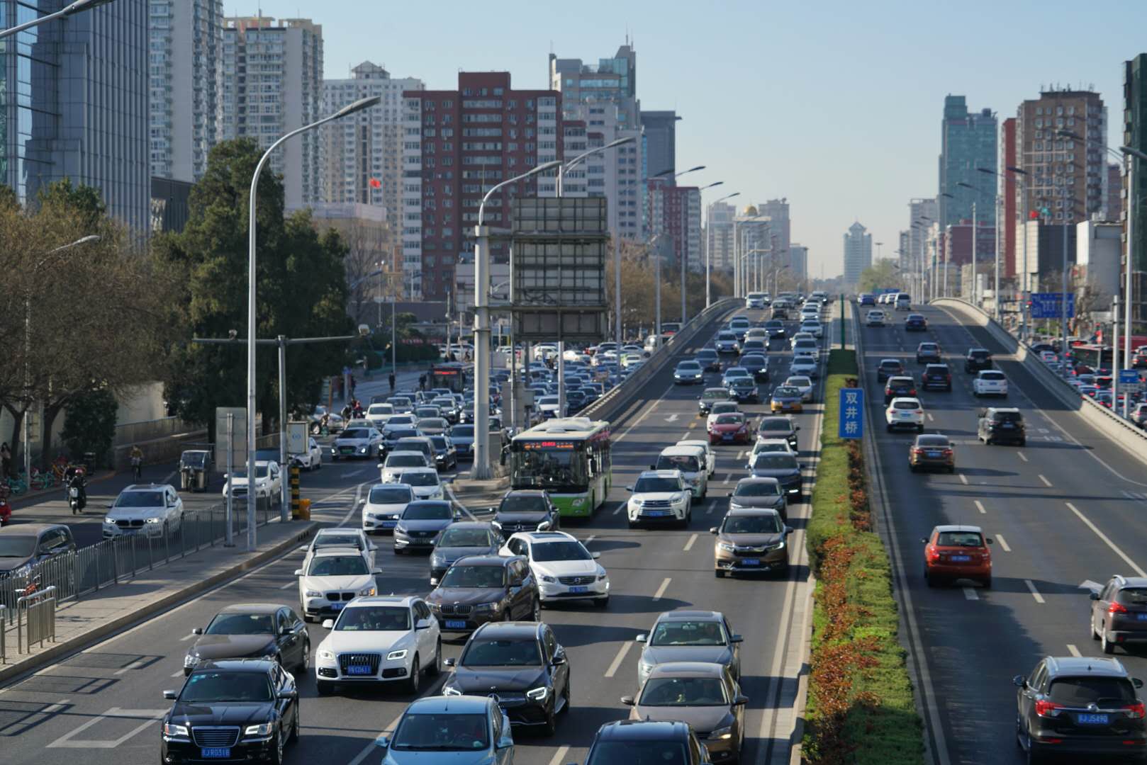 东三环主路上，南向北方向道路内各类机动车拥挤到“完全不动”。摄影/新京报记者 裴剑飞