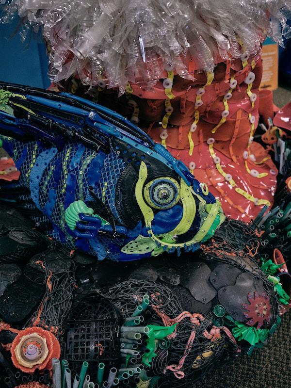 美国俄勒冈州:用26吨海洋垃圾创作雕塑