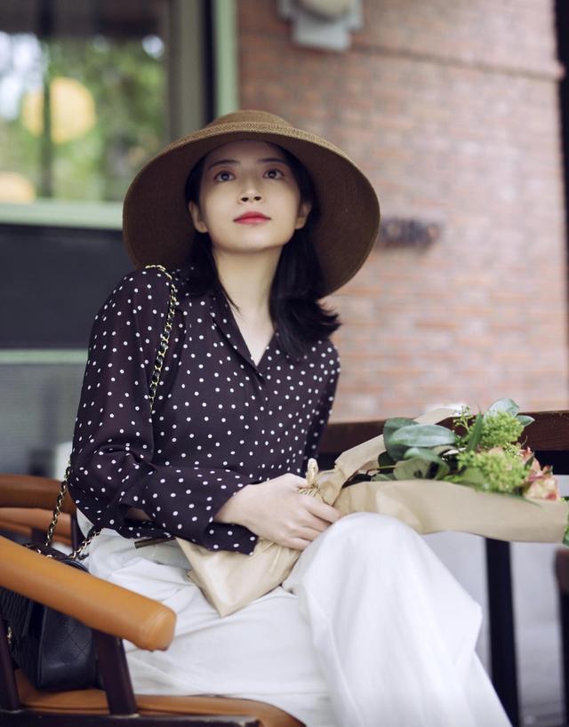 春季"女神博主"穿搭思路,波点衬衫搭配白色休闲裤,显高又显瘦