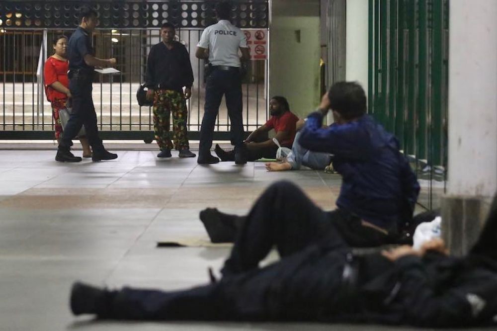 公共交通保安指挥处的警员叫醒了露宿在克兰芝地铁站的“越堤族”
