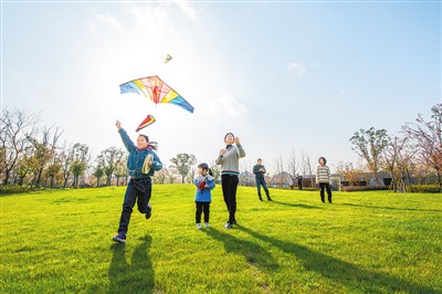 位于江西宜春市铜鼓县的理溪村,百亩桃林桃花竞相开放,春意浓浓.