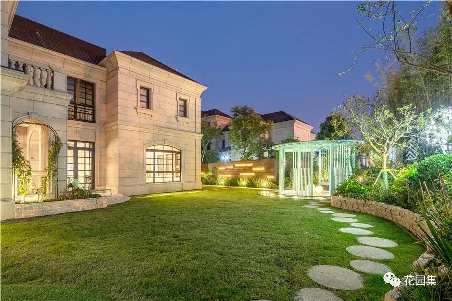 在花园设计里,夜景不是白天景观的简单再现,而是利用光影效果,将夜间