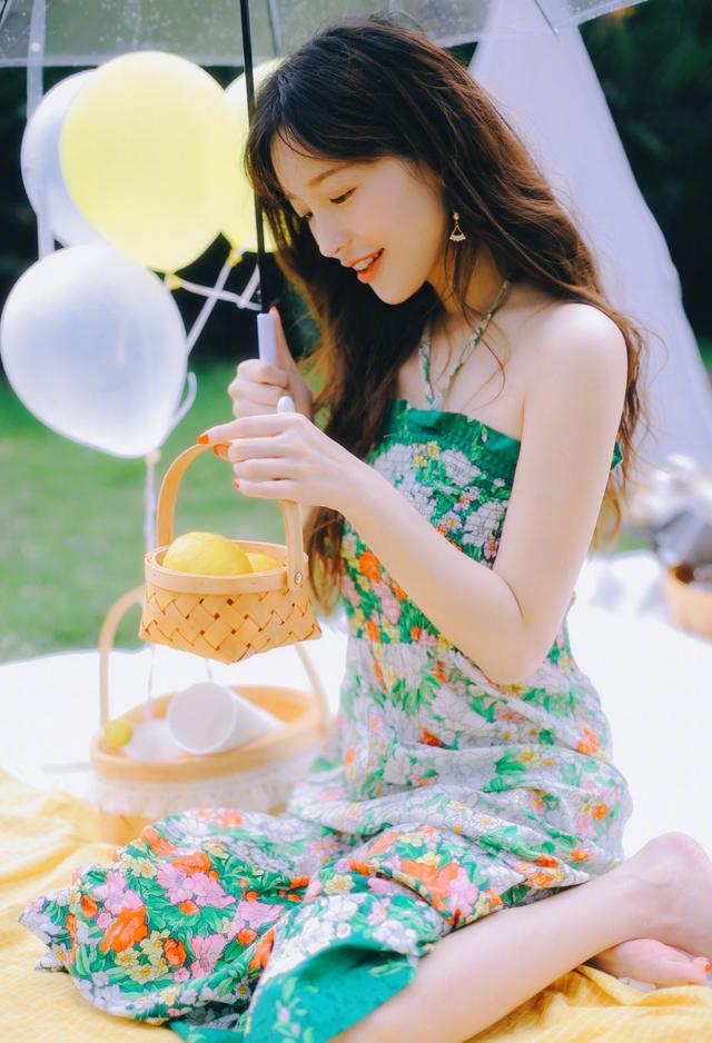 金莎年近40,绿色吊带裙露香肩,肤白貌美太性感,想美就要大胆