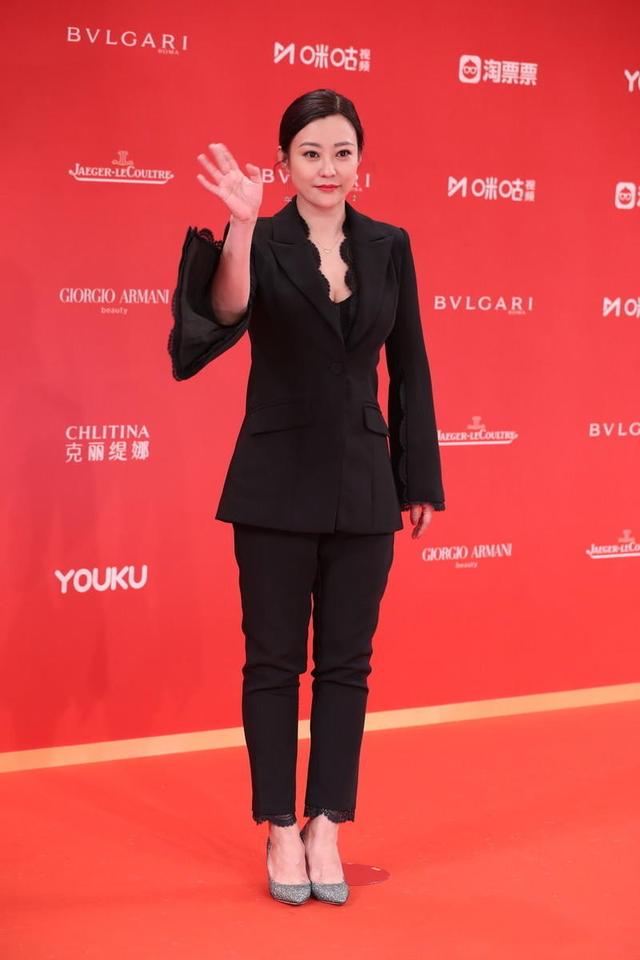 郝蕾瘦了真有高级感,穿黑色西装袖子开叉好洋气,斜刘海真显脸小