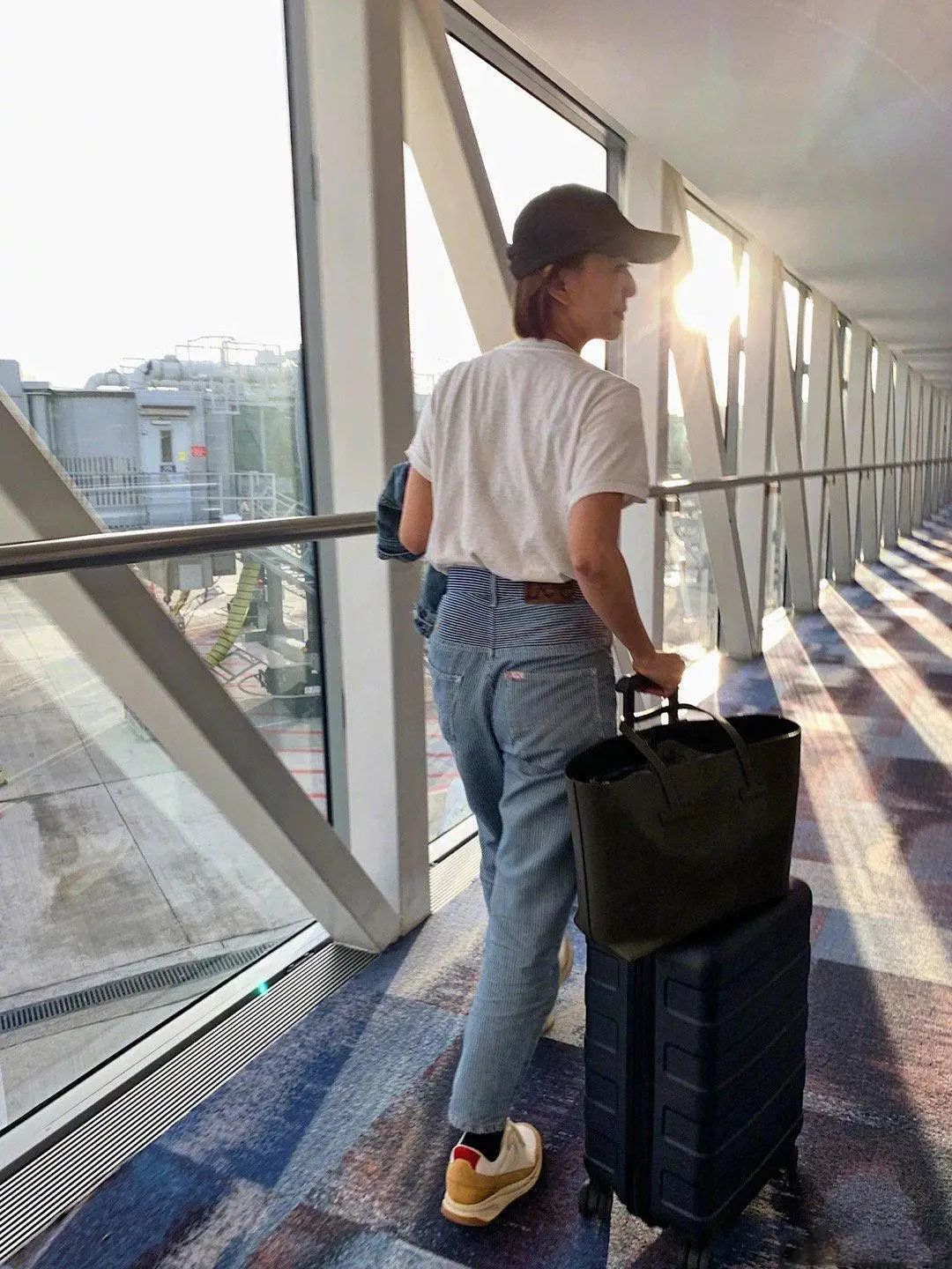 孙燕姿42岁状态好,皮肤光滑身材有致,2岁女儿跟着健身有模有样