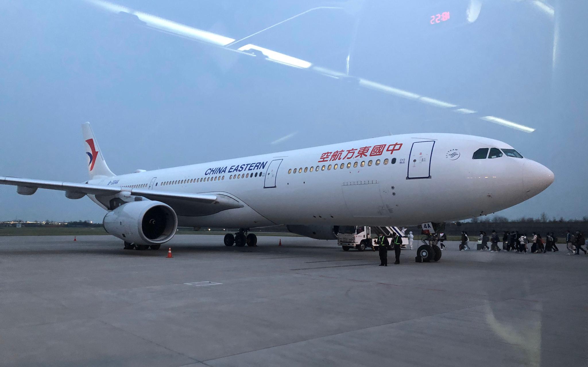 登机前,大C从摆渡车上拍摄的MU2113航班飞机。受访者供图