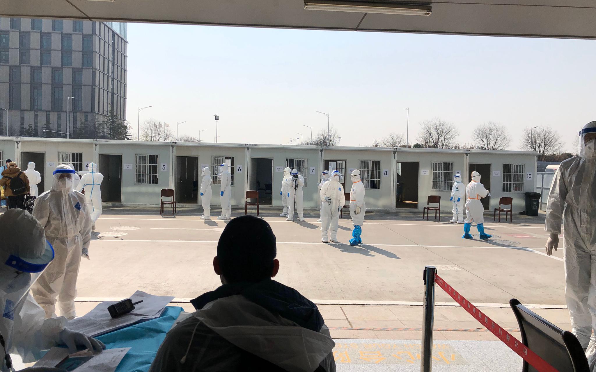 3月23日10时左右,大C下飞机后进入二次检测区域,工作人员在此给乘客做核酸检测。受访者供图