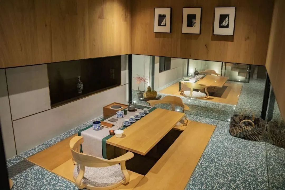 主人亲自挑选的十一款普洱古树茶(200 年起的树龄),外加一款白茶构成