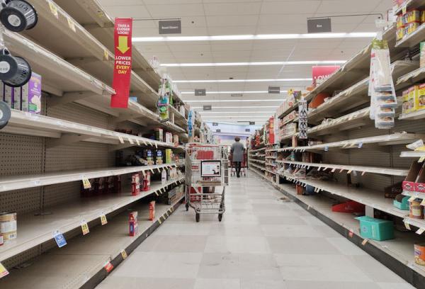  2020年3月17日，美国旧金山湾区米尔布雷市一家超市，货架上的货物所剩无几。 新华社 图