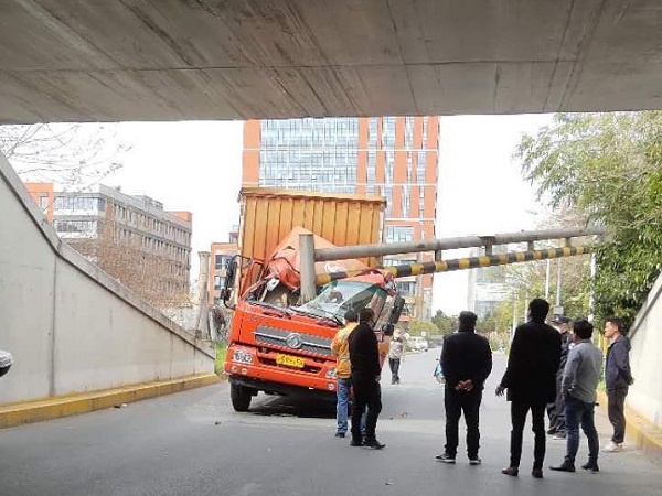 厢式货车一头撞上铁路跨线桥限高杆车头受损严重