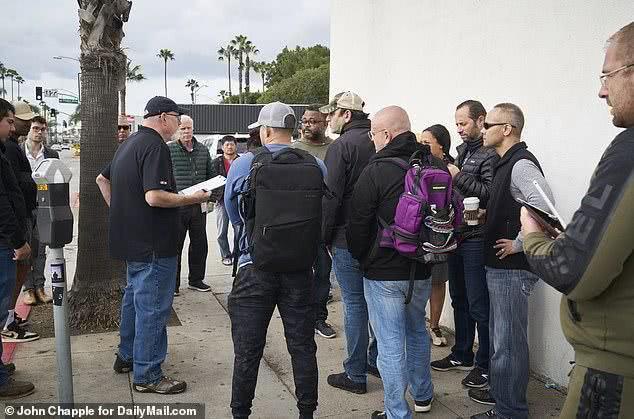 美国乱象:洛杉矶枪支店门庭若市,居民因怕发生暴乱凌晨排队买枪