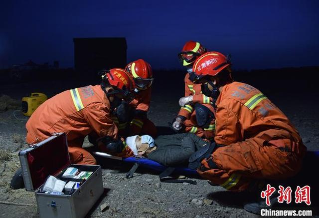 甘肃嘉峪关消防救援演练 戈壁大漠上演“生死营救”