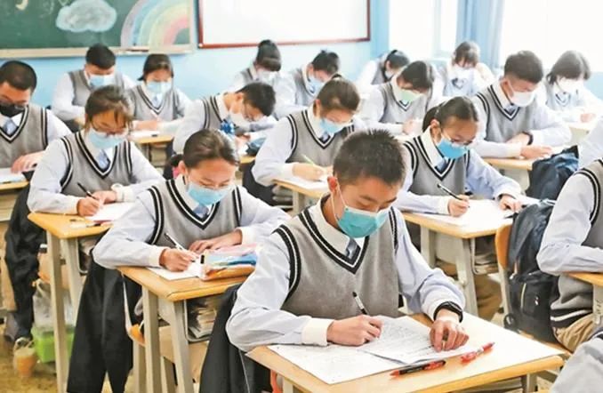 △昆明市第一中学西山学校的学生在认真上课 | 图源:云南日报