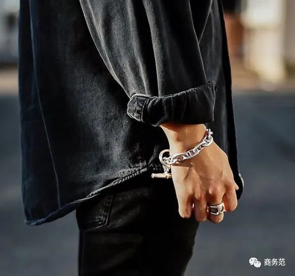 戴大金链子的不一定是社会大哥也有可能是女boss