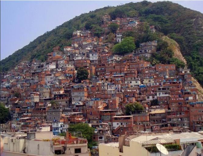 里约热内卢当地社区，图源：葡萄牙《晨邮报》