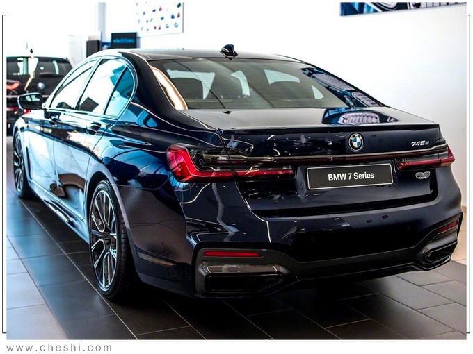 宝马7系插混版进店实拍!搭3.0t,年内开售,与奥迪a8谁更香?